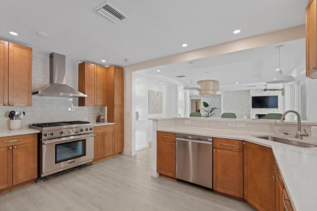 Waterfront-Heated Pool-Mini Golf-Game Room-2Mi Beach Fort Lauderdale Exterior photo